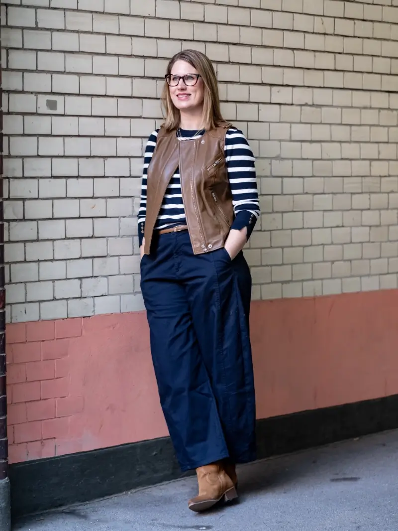 Carolin Jünger Sustainable Stylist aus Stuttgart lehnt an einer Wand