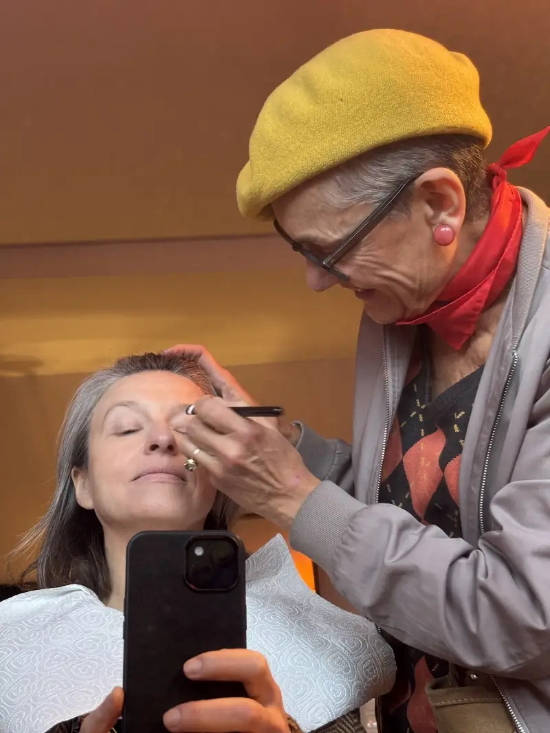 Stylistin Steffi Romacker beim Make-up
