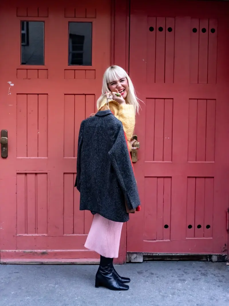 Saskia Hilgenberg Stylistin in Berlin mit Kleidern auf dem Weg zu einem Schrankscheck